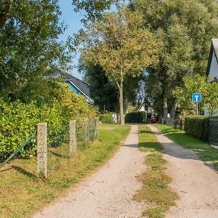Semesterbostad An Der Boddenweide Born